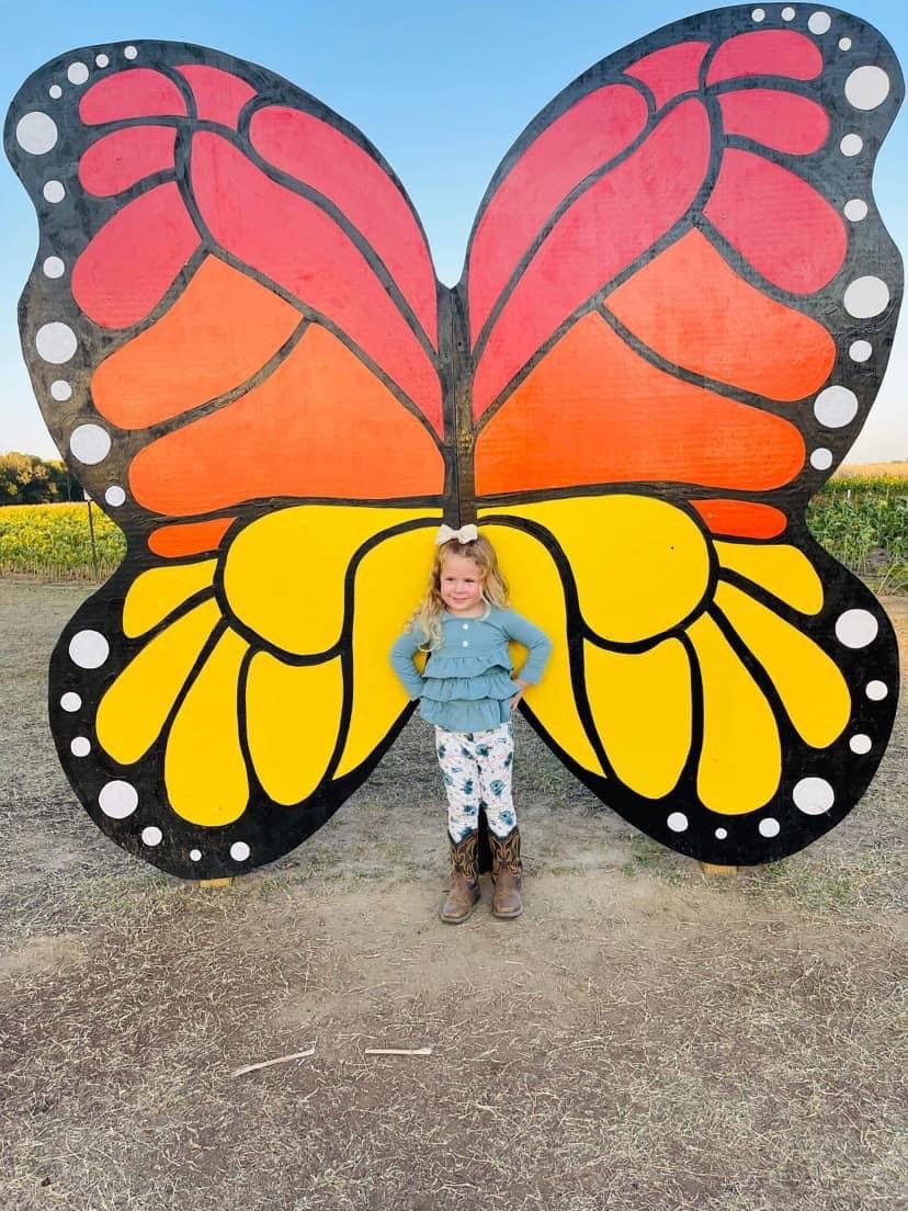 images/galleries/girl-butterfly.jpg#joomlaImage://local-images/galleries/girl-butterfly.jpg?width=828&height=1104